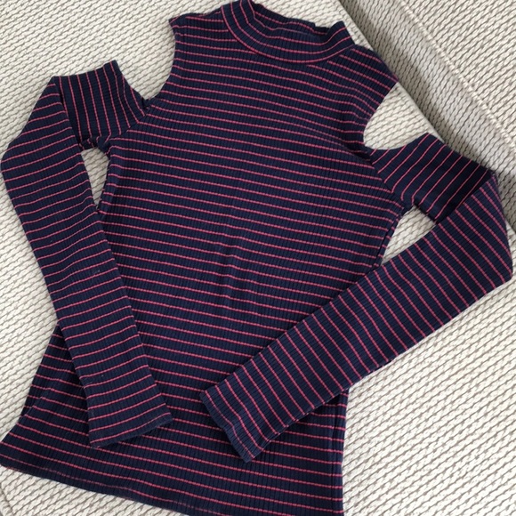 Open shoulder top, medium - Picture 1 of 4